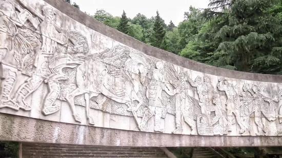 △纪念碑四周的浮雕展现了当年红军浴血奋战的场景。