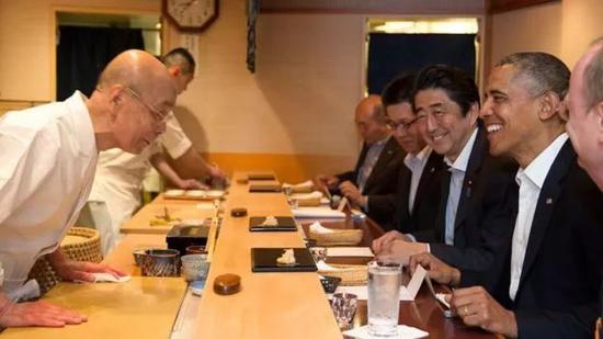 Via White House; 2014年奥巴马访问,日本吃寿司的画面