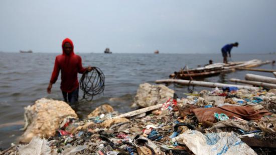  资料图：印尼首都雅加达海岸上的塑料垃圾（图片来源：RT） 