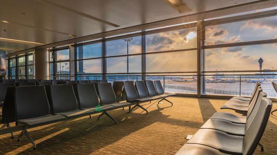 浦东机场卫星厅大面积落地窗钢结构.(潘东华 摄)