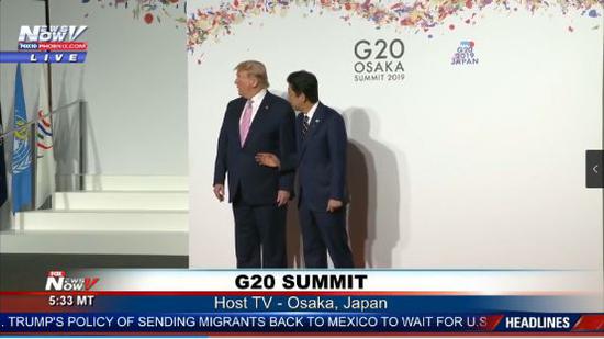 随后特朗普迅速将头扭向右侧,安倍的手也从握手的姿势稍作改变,似乎轻拍了特朗普一下。