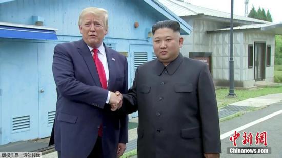  当地时间6月30日下午，美国总统特朗普与朝鲜最高领导人金正恩在韩朝非军事区见面，并握手问候。