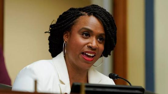 国会议员:这一次特朗普与四个国会女议员打起了嘴仗 Ayanna Pressley 图 via Reuters