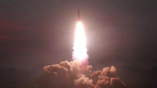 朝鲜中央电视台播放8月7日“新型战术导弹”发射现场画面 　　图源：韩联社