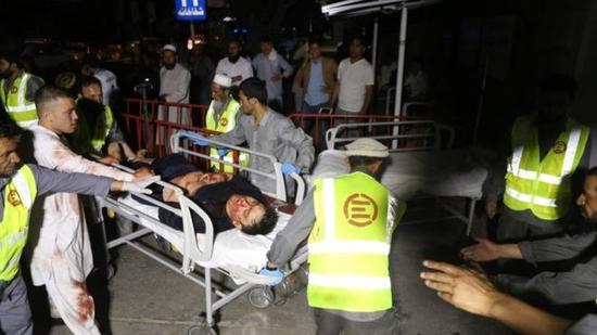  受伤者被送往医院（图：BBC）