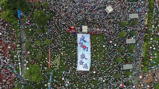  17日下午，大批香港市民齐聚中环添马公园，参加“反暴力、救香港”大集会。