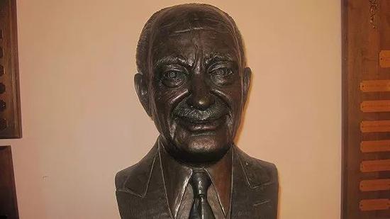康拉德·希尔顿在得州思科他第一家酒店Mobley里陈列的铜像