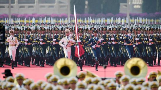 这是国旗护卫队从人民英雄纪念碑基座出发,走向旗杆基座。新华社记者 刘大伟 摄