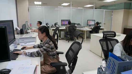  图为钞票设计师的日常办公环境