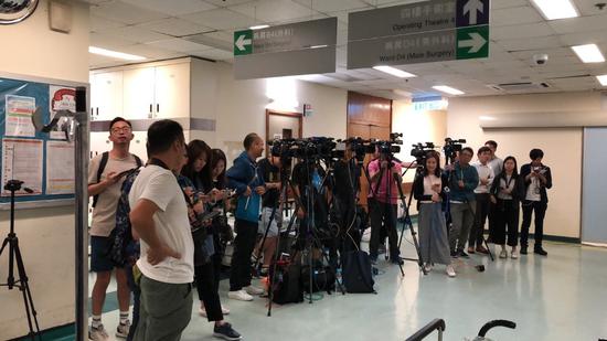 手术正在进行中，媒体记者在医院等候。