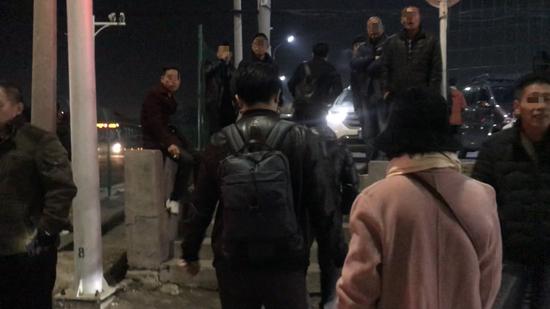 外地车牌:外地车牌不好使了 环京上班族进京各有高招儿(图) 黑车司机挤在潞城地铁站A口对面停车场入口招揽生意。