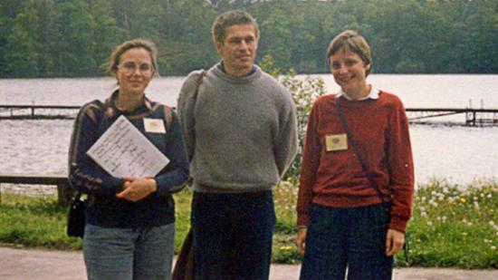 1989年的夏天，35岁的默克尔（右一）和未来的丈夫约阿希姆·萨乌尔（Joachim Sauer）在波兰一所大学里研究化学