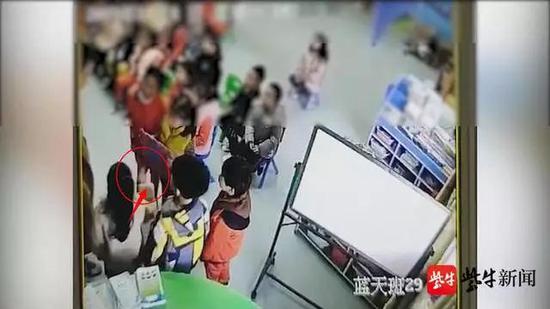 疑因中午没午休,盱眙天都幼儿园小朋友被罚排队扇自己耳光。(监控截图)