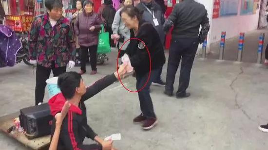 残疾小伙捡6700元归还失主 这一幕让他措手不及