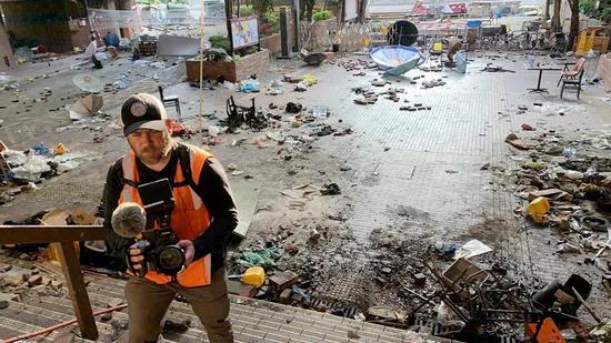  Dan Criswell walks at the messy campus of Hong Kong Polytechnic University。 /CGTN Photo