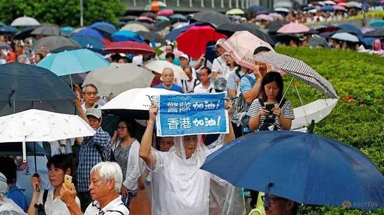 受箭伤警员普通话表达感谢:谢谢你们支持香港警