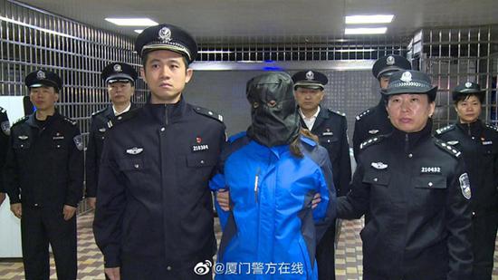 厦门市公安局12月5日向江西省南昌市公安局移交潜逃23年，涉及三地、7条人命的命案逃犯劳荣枝。