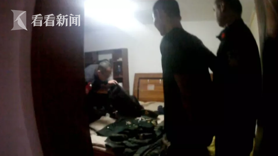 已婚男冒充军官两年交40名女友 被抓时在宾馆约