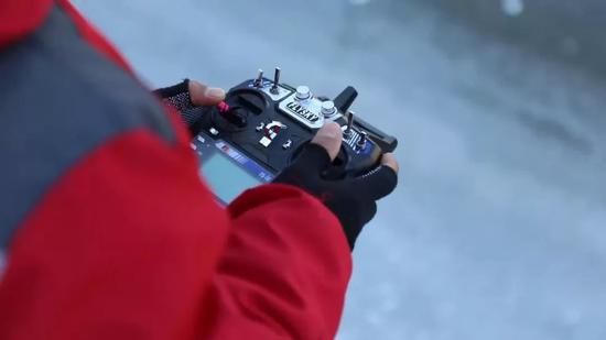 东北冬天咋送快递 快递小哥改装玩具车冰上送急