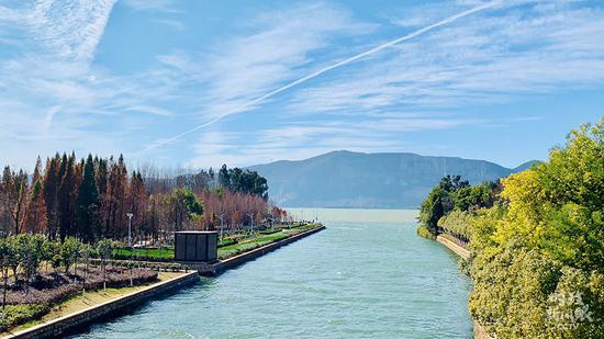 △盘龙江入湖口（总台央视记者米鹤拍摄）