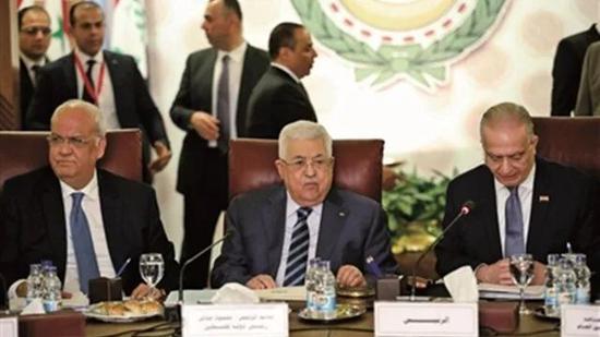  2月1日，巴勒斯坦总统阿巴斯（中）出席阿盟外长紧急会议
