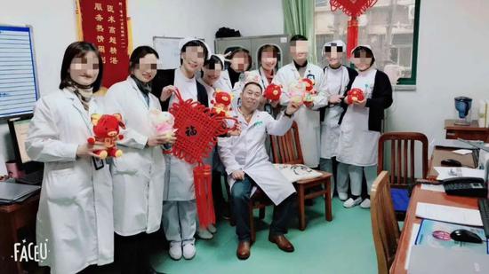  梅仲明和同事。受访者供图