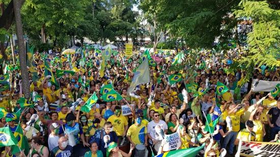 3月15日，巴西当地支持总统大游行 。当地媒体图片