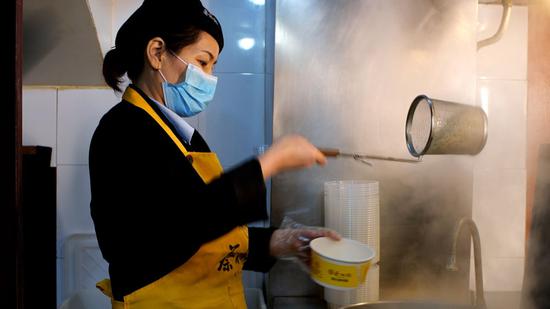 “蔡林记”热干面馆的店长周秋香在做热干面（3月28日摄）。新华社记者 熊琦 摄