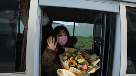  阿念解除隔离观察后回家（3月28日摄）。新华社记者 杨志刚 摄