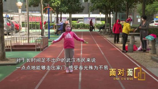 央视:武汉无疫情小区居民可以下楼活动了!记者实地探访