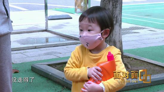 央视:武汉无疫情小区居民可以下楼活动了!记者实地探访