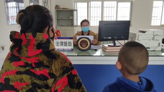 疫情期间，冯姣姣（中）在红河县司法局接待当事人