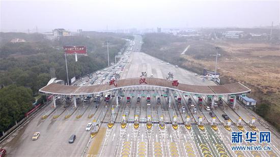  这是武汉西高速收费站（1月23日摄，无人机照片）。新华社记者 熊琦 摄