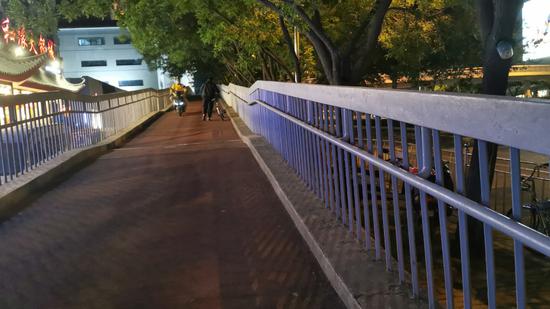 北京电动车违规骑上天桥真不少 外卖小哥：推着