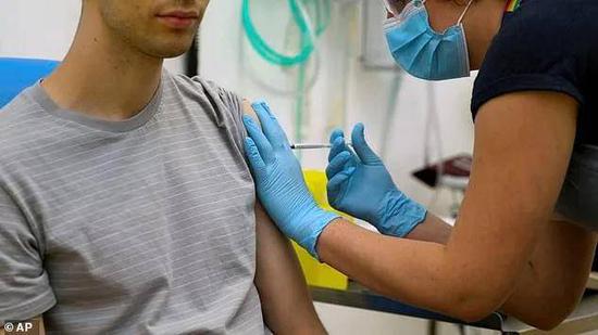  （图说：牛津大学疫苗试验中，志愿者接受疫苗注射。图/AP）