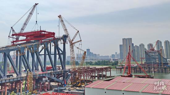  △江汉七桥施工正酣。