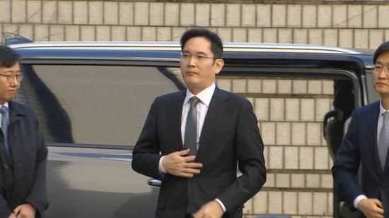 海外网韩国民众三星太子家门口示威：吃着烤肉 唱着歌