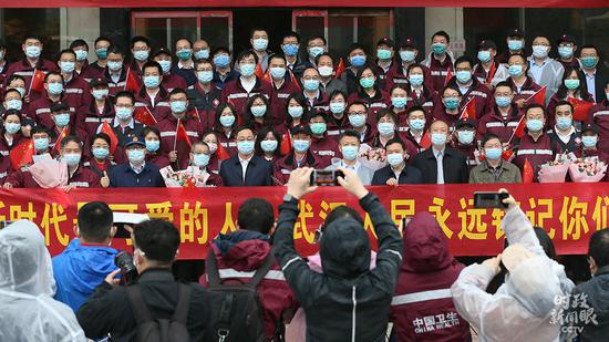 △4月20日，国家疾控中心援汉工作队70余名队员在圆满完成任务后踏上归途。这是他们在武汉晚报大楼前的合影。