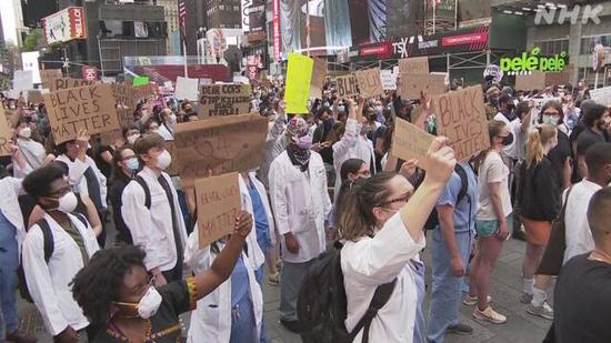  纽约街头示威抗议（NHK电视台）