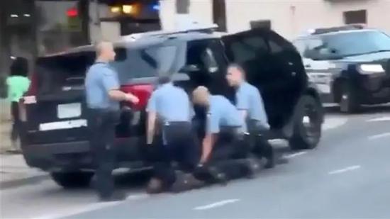  4名警察对弗洛伊暴力执法。/美媒 CNBC视频截图