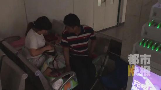 8岁男童遭车祸 父亲：给学校交了保险费却查不到