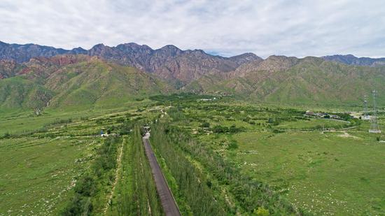 △绿意盎然的宁夏贺兰山（新华社记者王鹏 摄）