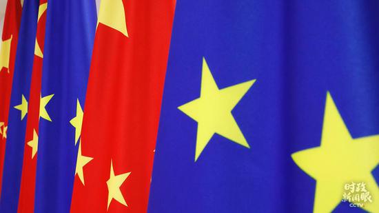 △这是视频会见现场的中国国旗和欧盟会旗。