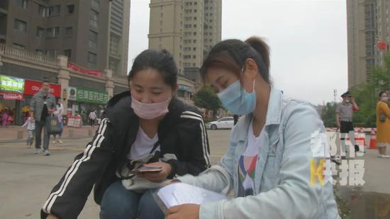 家长提前15个小时冒雨通宵排队 为孩子幼升小交
