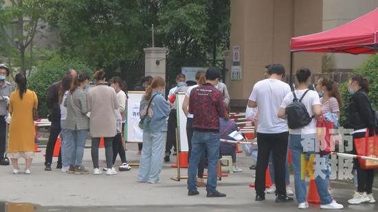 家长提前15个小时冒雨通宵排队 为孩子幼升小交