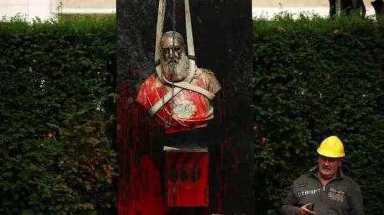  · 利奥波德二世的半身雕像被泼红漆。