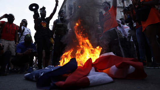 抗议者围绕着燃烧着的美国国旗 图源：NBC
