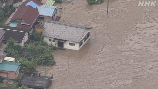 日本暴雨已致59死 多地民宅被泥石流冲毁(图)