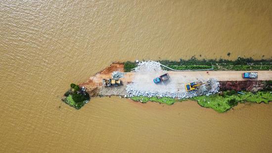 7月12日，江西省鄱阳县昌洲乡中洲圩决口处，圩堤出现了长约170米的缺口。新京报记者 王飞 摄