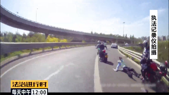 北京一外卖小哥撞伤交警后逃逸■北京一外卖小哥撞伤交警后逃逸，24小时后落网